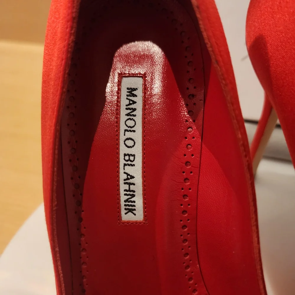 💯Authentic Manolo Blahnik HANGISI Red Satin Jewel Buckle Pumps - Picture 11 of 17